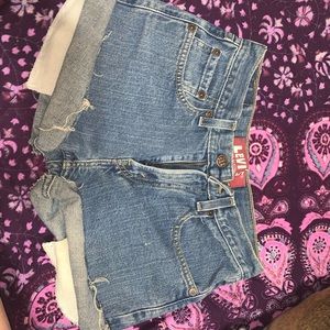 - Levi’s denim shorts ( READ DESCRIPTION)